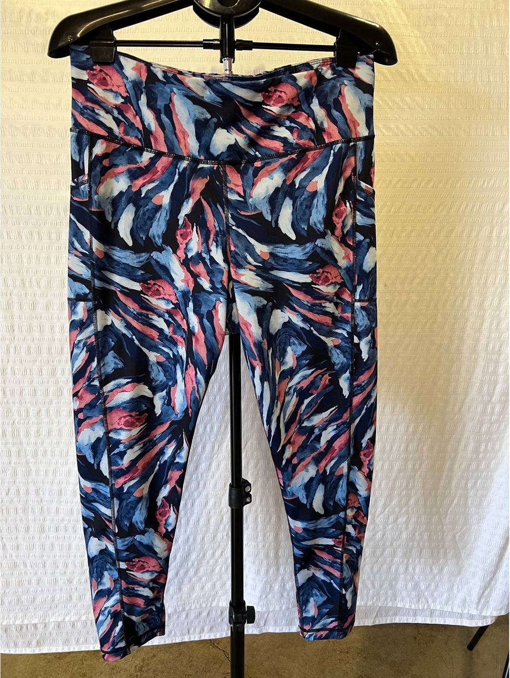 ID Ideology Plus Size 1X Floral Brushstroke Print 7/8 Athletic Leggings